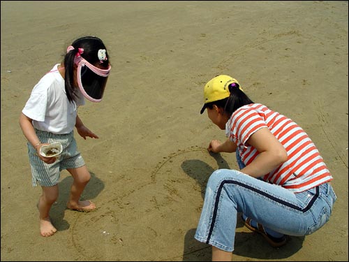 제가 해물라면을 끓이는 동안 아내와 놀고 있습니다. 